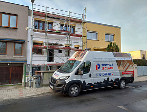 Zateplení stropu řadového rodinného domu pomocí foukané izolace